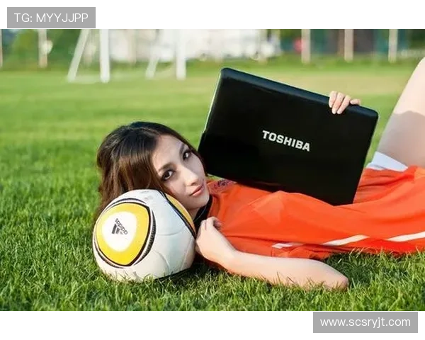 足球明星与足球宝贝的浪漫邂逅引发全场瞩目瞬间 足球明星与足球宝贝的浪漫邂逅引发全场瞩目瞬间