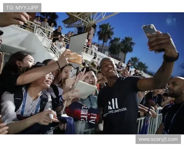 巴西足球明星齐聚看台合影留念展现团结与激情